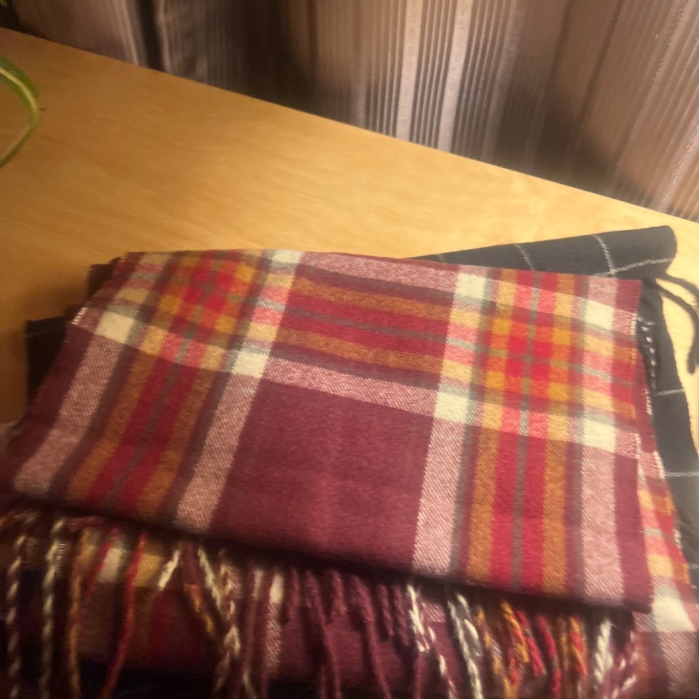 Two scarves - Picture 3 of 3